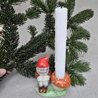 julestage-læsende-nisse-sidder-på-svamp-lysestage-fluesvamp-gammelt-julepynt